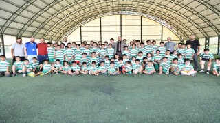 Geleceğin yıldızları Yeşilyurt Belediyesi futbol kursunda yetişiyor