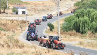 Gelin arabası traktör oldu: Konvoya 50 traktör katıldı