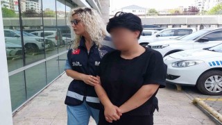 Genç kız, erkek arkadaşından ayrılmasını isteyen annesini bıçakla ağır yaraladı