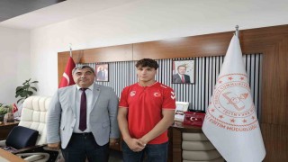 Genç pehlivan başarısını İl Milli Eğitim Müdürüne anlattı