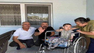 Germencik Belediyesi minik Mustafanın tekerlekli sandalyesini teslim etti