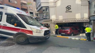 Giresunda otomobil dükkana girdi: 1 yaralı