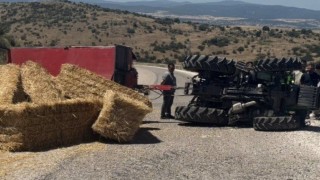 Gönende saman yüklü traktör devrildi