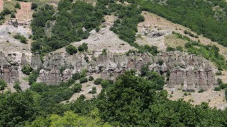Görüntüsü peri bacalarını andırıyor, efsanesi dilden dile dolaşıyor