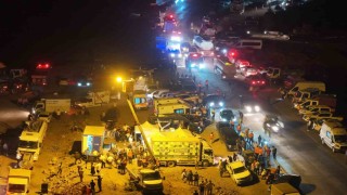 Gözlerini kırpmadan alevlerle mücadele için koşuşturuyor