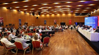 Gülüp geçiyorum. Kamu ve vatandaşımızın menfaati dışında hiç bir işe imza atmadık. Biz ne yaptığımızı biliyoruz