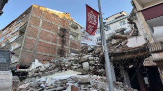 Güngörende yıkım sırasında yandaki binanın 4. ve 5. kat duvarlarının olmadığı fark edildi