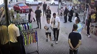 Güzellik merkezi anketörü broşür verdiği kadının yanındaki şahısla kavga etti: Kavgayı ayırmak isteyen esnafa anketörcü şahıs yumruk attı