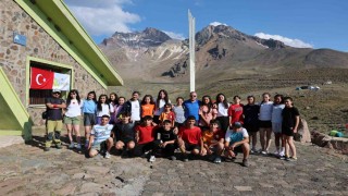 Hacıların zirvesinde azim, dayanışma ve doğa sevgisi buluştu