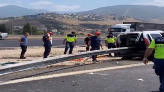 Hafif ticari araç bariyerlere ok gibi saplandı 2 kişi hayatını kaybetti