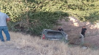 Hafif ticari araç şarampole yuvarlandı: 1 yaralı