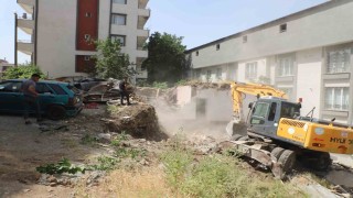 Hakkari Belediyesi metruk evleri yıkılmaya başlandı
