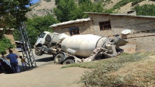 Hakkaride beton mikseri ahırın üzerine yan yattı