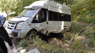 Hakkaride minibüs takla attı, 7 kişi yaralandı