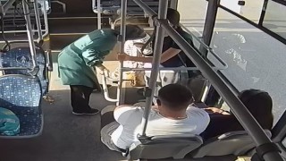 Halk otobüsü şoförü, fenalaşan yolcu için zamanla yarıştı