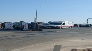 Hasta taşıyan ambulans kaza yaptı, 2 sağlık görevlisi yaralandı