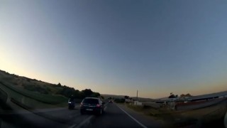 Hatalı sollama yapan otomobil motosikleti ezmekten kıl payı kurtuldu