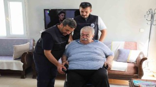 Hatay Büyükşehir Belediyesinden 2 engelli vatandaşa tekerlekli sandalye desteği