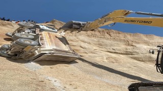 Hatayda kum ocağında çalışan kamyon devrildi: 1 yaralı