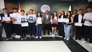 Hatayda LGS ve YKSde başarı elde eden öğrenciler depremzede vatandaşları gururlandırdılar