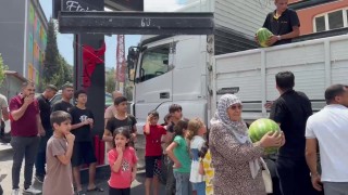 Hayırsever esnaf, 20 ton karpuzu 1 saat içinde vatandaşlara bedava dağıtarak bitirdi