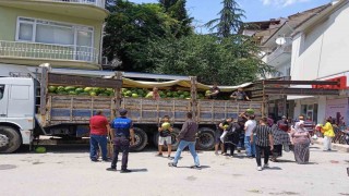 Hayırsever iş adamı vatandaşlara ücretsiz 20 ton karpuz dağıttı