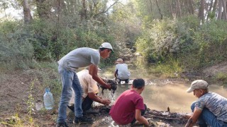 Hayvanları su içebilsin diye elleriyle mini gölet yaptılar