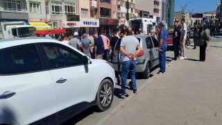 Hem ehliyetsiz hem de aracı plakasız olan motosiklet sürücüsü yayaya çarptı