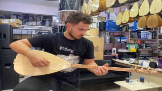 Her köşesi farklı ağaçtan olan bağlama