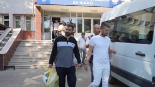 Hırsızlık suçundan 52 yıl hükümlü şahıs saklandığı tuvalette yakalandı: O anlar kamerada