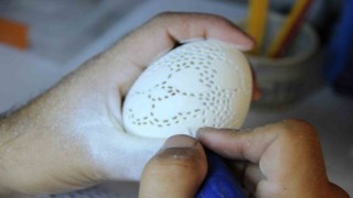 Hobi olarak başladı, yumurtanın kabuğuna sanat nakşediyor