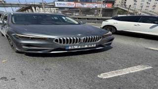 İBBye ait kamyonetten düşen çöp torbası 5 aracın kaza yapmasına neden oldu