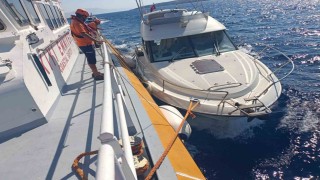 İçinde 9 kişi bulunan ve su alan tekne KIYEM ekiplerince kurtarıldı