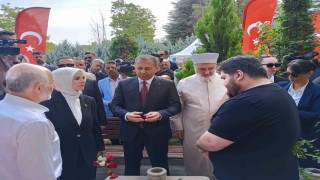 İçişleri Bakanı Yerlikaya ile Aile ve Sosyal Hizmetler Bakanı Göktaş, Karşıyaka Mezarlığında yer alan 15 Temmuz Şehitliğindeki anma törenine katıldı