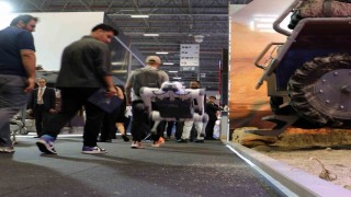 IDEFte sergilenen zıplayan, takla atan ve selam veren robot köpekler ilgi görüyor