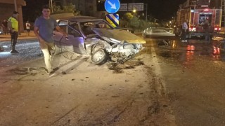 İki otomobil kafa kafaya çarpıştı: 1i ağır 2 yaralı