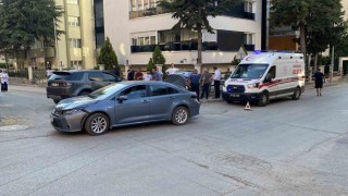 İki otomobil sokak kesişiminde çarpıştı: 1 yaralı