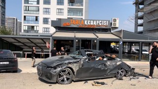 İnşaat alanında vinç devrildi, operatör mahsur kaldı