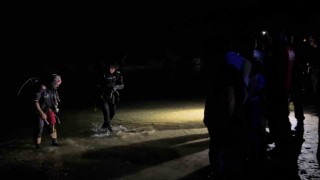 Irmağa kaçan topu almak isterken akıntıya kapılan lise öğrencisi gözlerden kayboldu