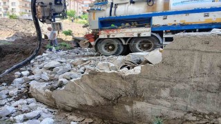 İş makinesi su borusunu patlattı: İstinat duvarı yıkıldı