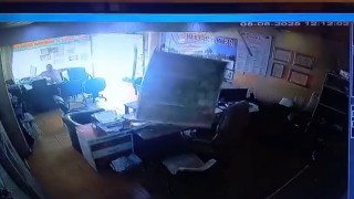 İş yerinin tavanının çökmesiyle neye uğradıklarını şaşırdılar