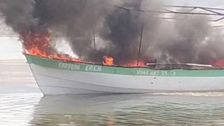 Işıklı Gölünde tur yapan tekne alev aldı