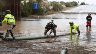 İspanyada sel: Araçlar yollarda mahsur kaldı