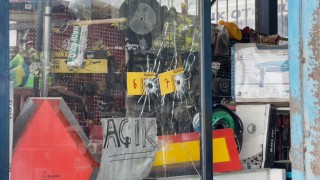 Ispartada hırdavatçı dükkanı kurşunlandı