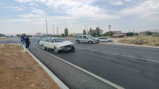 Ispartada iki otomobil kavşakta çarpıştı: 3 yaralı