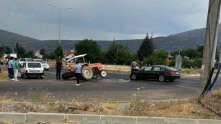 Ispartada otomobil ile traktör çarpıştı: 2 yaralı
