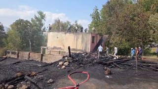 İspirde çıkan yangında 3 ev ve 2 ahır kül oldu