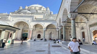 İstanbul sıcaktan bunalınca tarihi camilere sığındı