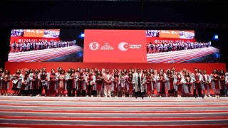 İstanbul Yeni Yüzyıl Üniversitesinde mezuniyet coşkusu