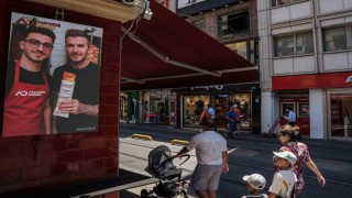 İstanbulda bir dönercinin ChatGPT ile ürettiği ‘ünlü fotoğrafları gerçeğinden daha çok ilgi gördü, dünya medyasında haber oldu